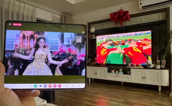 Bình An vừa theo dõi vợ vừa xem bóng đá. Ảnh: Facebook nhân vật