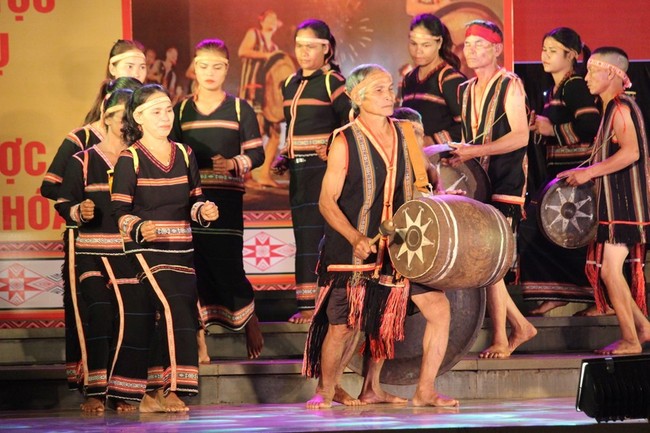 Phát huy vai trò của người có uy tín trong việc tuyên truyền, phổ biến pháp luật và bài trừ hủ tục lạc hậu  - Ảnh 1.