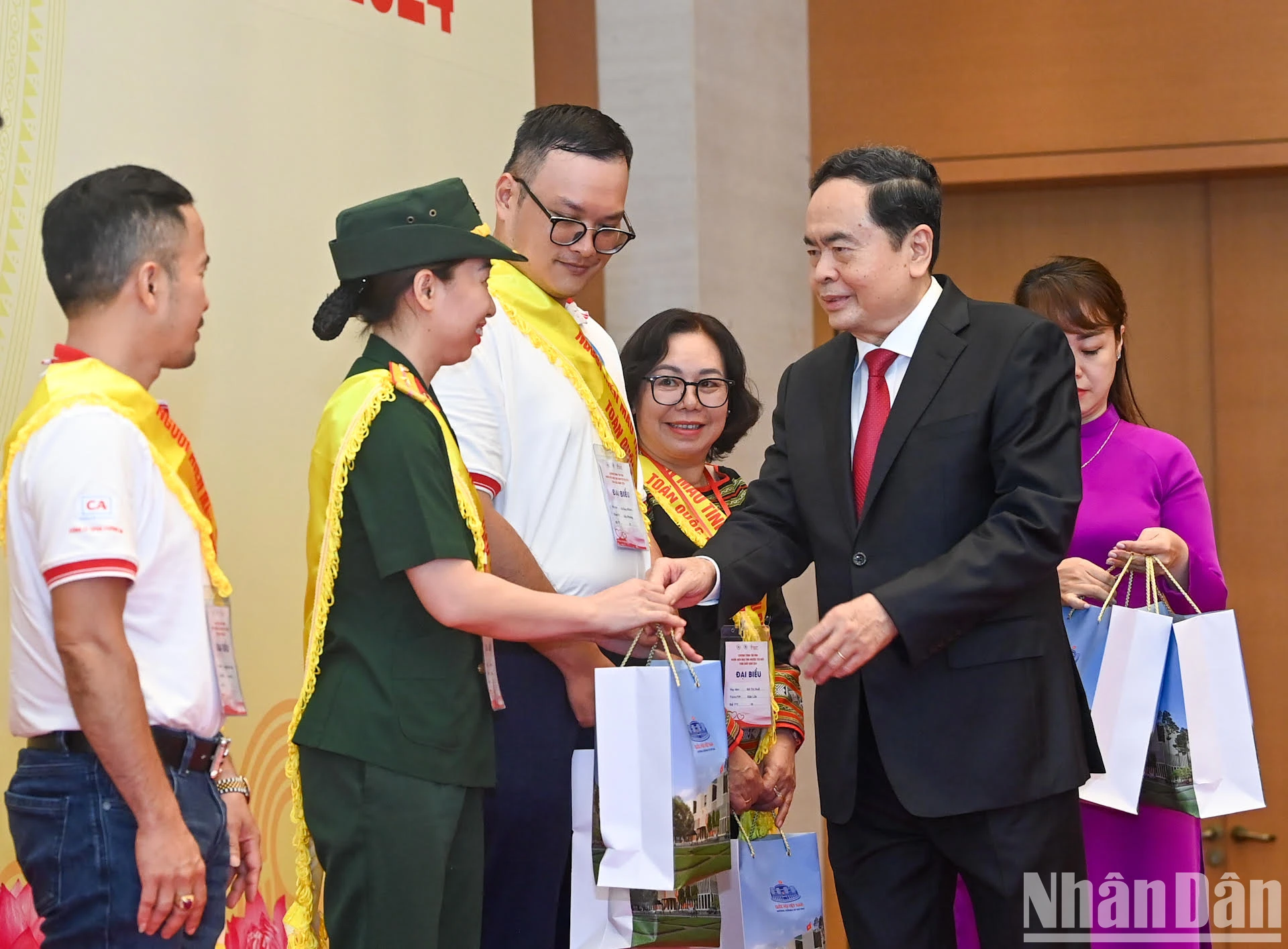 [រូបថត] ប្រធានរដ្ឋសភាជួបជាមួយអ្នកបរិច្ចាគឈាមស្ម័គ្រចិត្តជាតិឆ្នើមឆ្នាំ 2024 រូបថត 8
