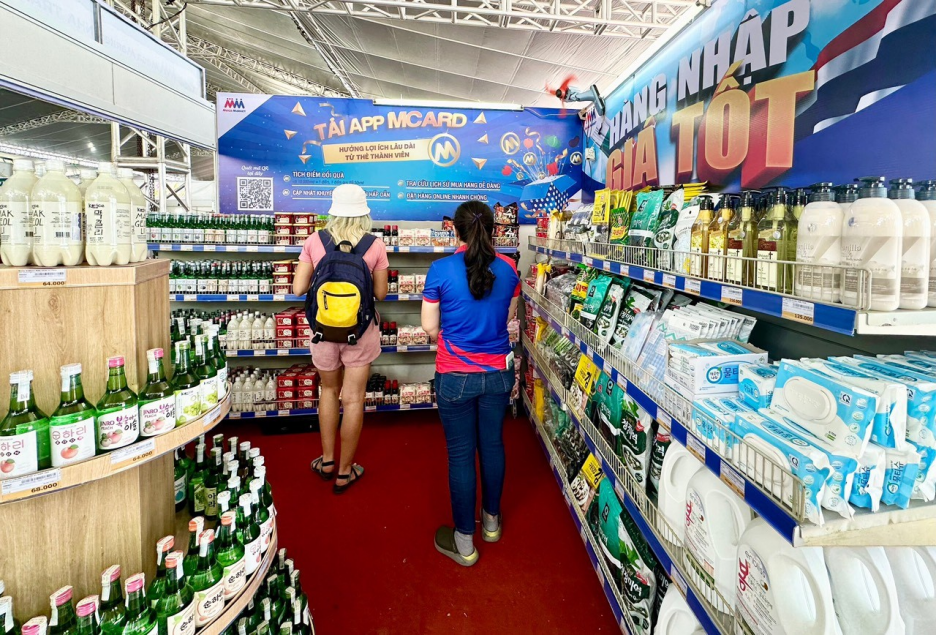 Quầy hàng Mega Market hút khách tại Lễ hội du lịch biển Nha Trang 2024- Ảnh 1.