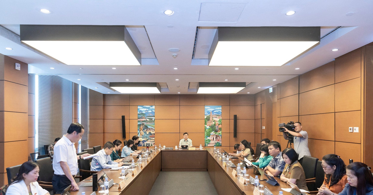Công chứng viên mỗi ngày công chứng 700 giao dịch?