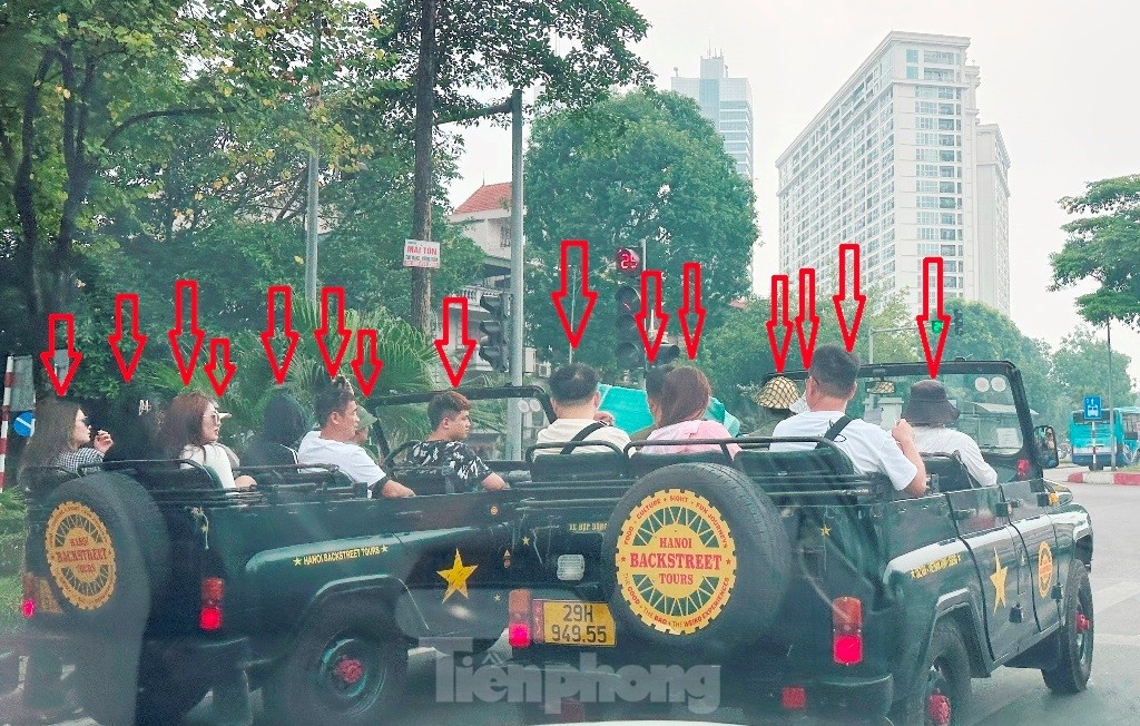 Traffic violators drive recklessly on Hanoi streets photo 6