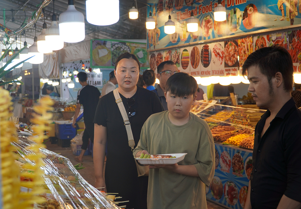Das Nha Trang Sea Tourism Festival ist ein alle zwei Jahre stattfindendes Programm mit vielen groß angelegten, reichhaltigen, vielfältigen und einzigartigen touristischen, kulturellen, Festival-, Sport- und kulinarischen Aktivitäten und Veranstaltungen. Dies ist das zweite Mal, dass die Veranstaltung in Nha Trang City unter dem Motto „Nha Trang Pearl Bay Shines“ stattfindet.