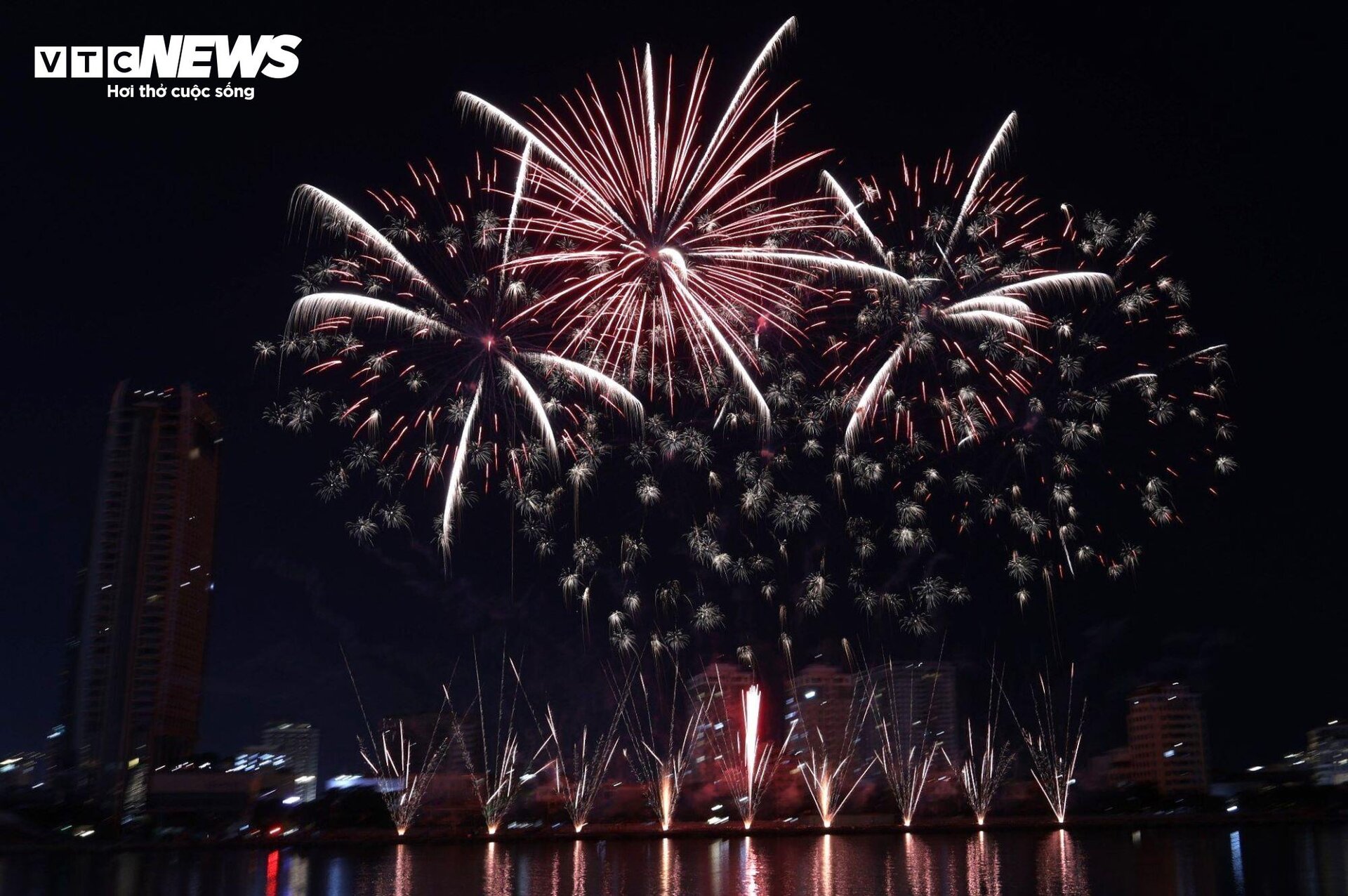 Italy and America's top fireworks display on the Han River - 7