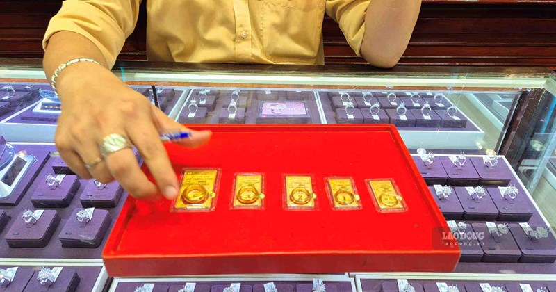 Les bagues en or ont augmenté à plus d'un demi-million de VND/tael