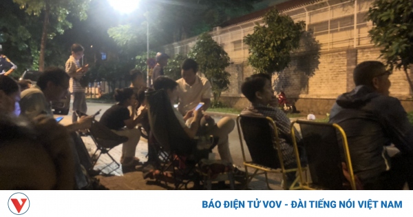 Phụ huynh tại TP.HCM xếp hàng từ đêm mua hồ sơ vào lớp 1 cho con