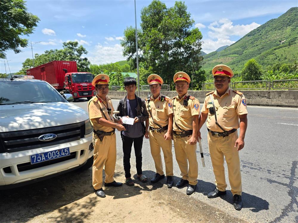 El Grupo de Trabajo de la Policía de Tráfico de la Policía Provincial de Thua Thien Hue apoya a Ta Huu Quyet.