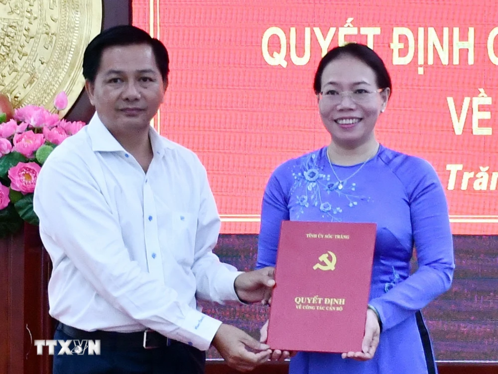 Mr. Tran Van Lau, Chairman of the People's Committee of Soc Trang province, presented the Decision of the Provincial Party Standing Committee to Ms. Huynh Thi Diem Ngoc to hold the position of Secretary of Nga Nam Town Party Committee. (Photo: Trung Hieu/VNA)