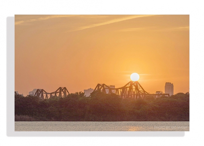 ពេលព្រឹកព្រលឹមនៅលើស្ពាន Long Bien។ រូបថត៖ Do Van Manh