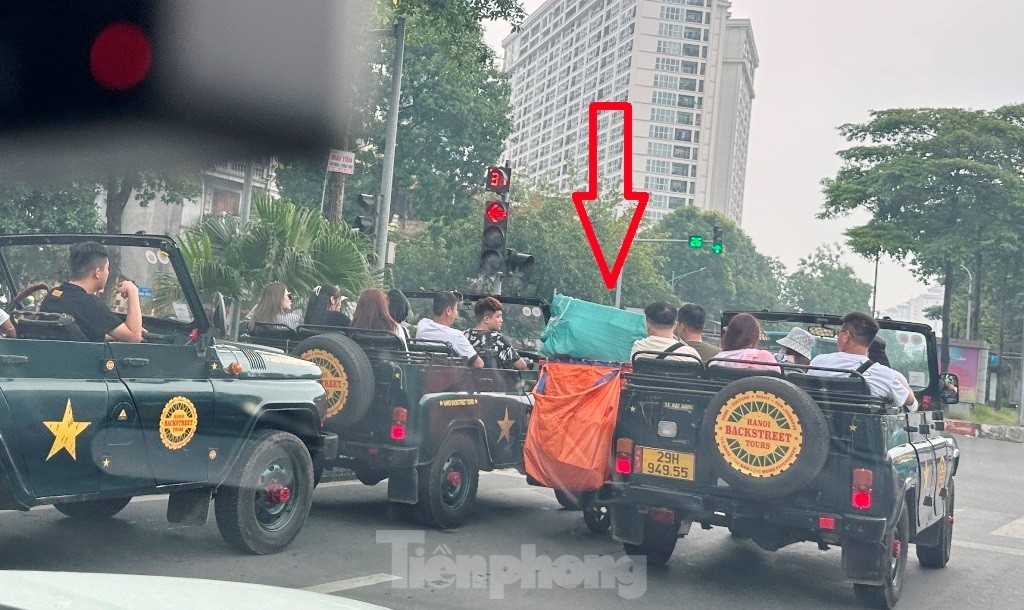 Traffic violators drive recklessly on Hanoi streets photo 7