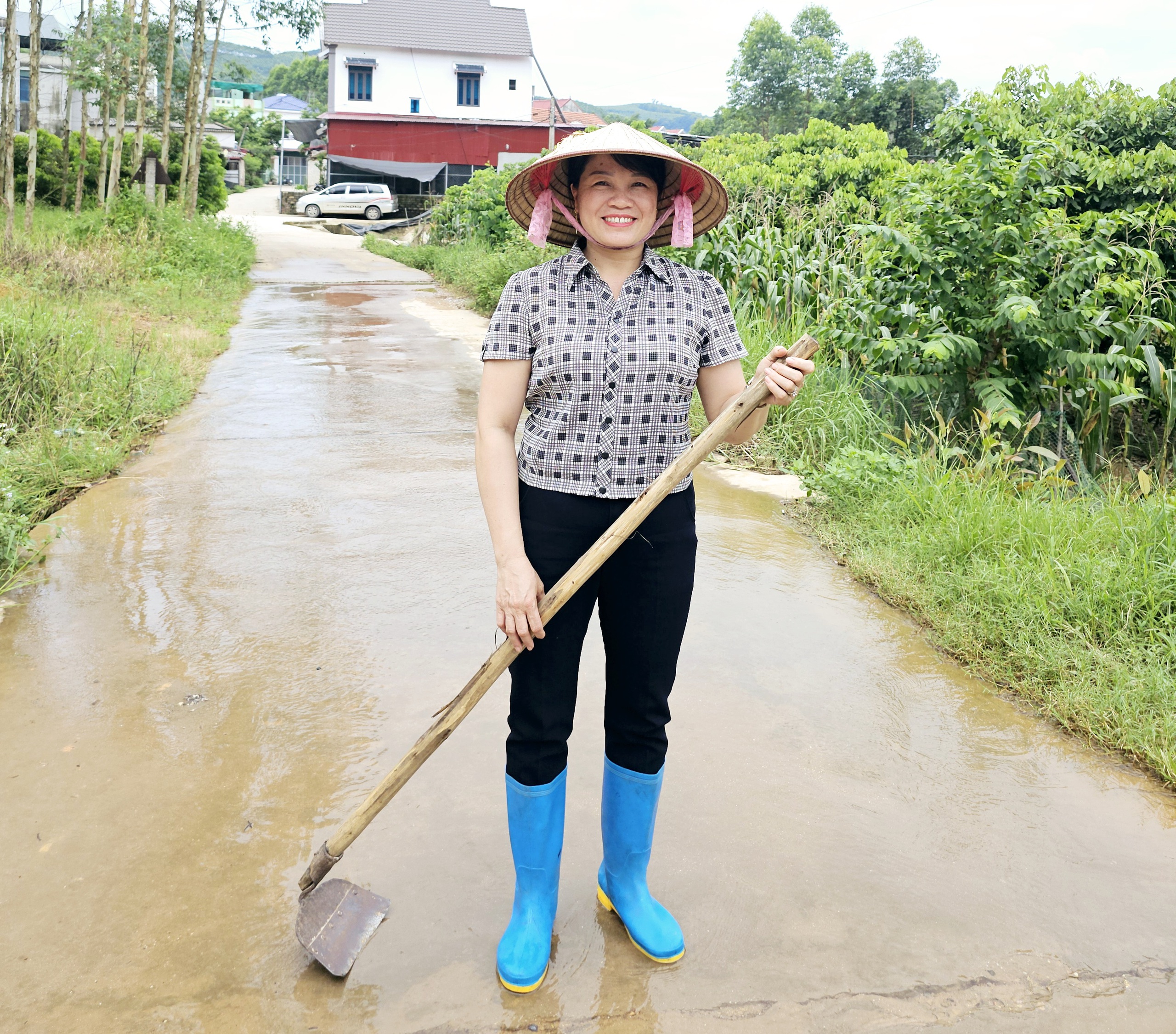 Người phụ nữ Cao Lan biến đất đồi thành tiền - Ảnh 1.