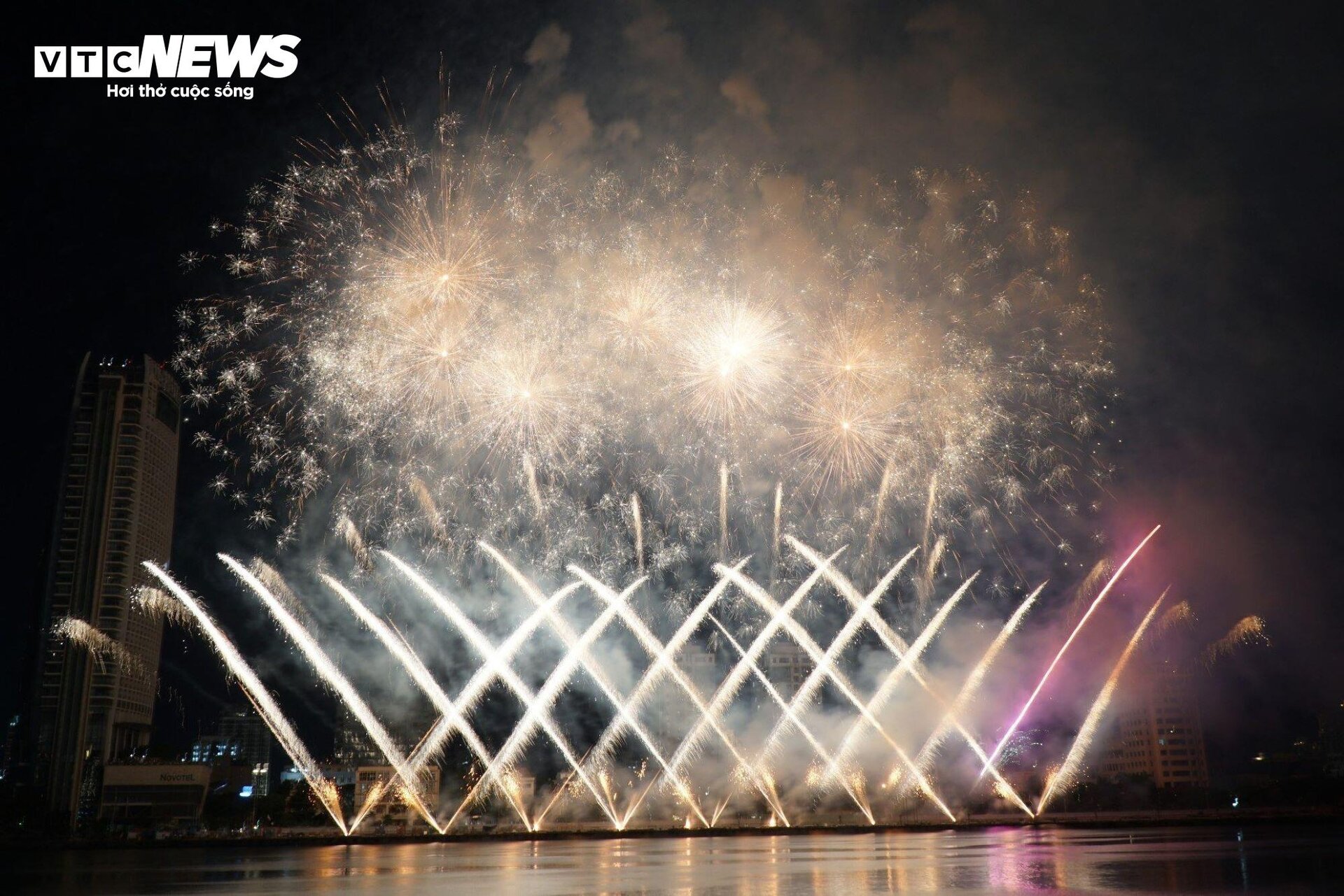 Italy and America's top fireworks display on the Han River - 1