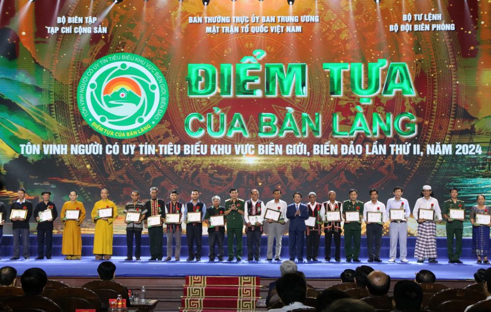 General Phan Van Giang – Mitglied des Politbüros, stellvertretender Sekretär der Zentralen Militärkommission, Verteidigungsminister – und Herr Hau A Lenh – Mitglied des Zentralkomitees der Partei, Vorsitzender des Ethnischen Komitees – überreichten den Delegierten das Logo und die Urkunde des Programms. Foto: T. Vuong