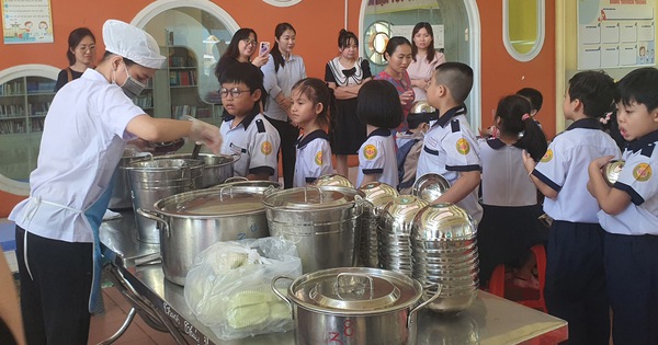 Ho Chi Minh City proposes to increase the ceiling price for boarding meals to 40,000 VND