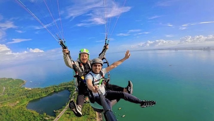 空中に浮かびながら、ダナンの山、森、青い海を眺める写真9