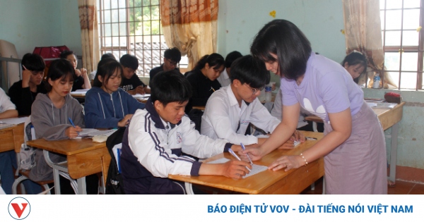 1 teacher with 2 students at Buon Don border