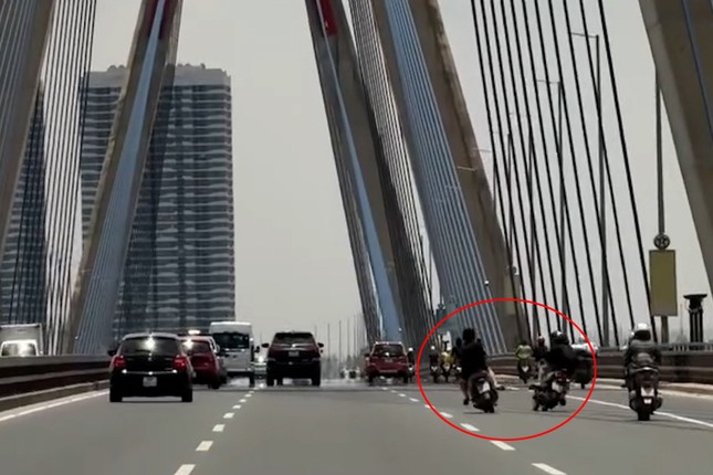 Dos motos balanceándose como 'maníes asados' en el puente Nhat Tan causando indignación (foto 1)