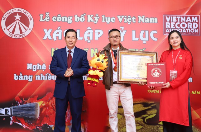 Xác lập kỷ lục người vẽ tranh nhiều chất liệu nhất Việt Nam ảnh 1