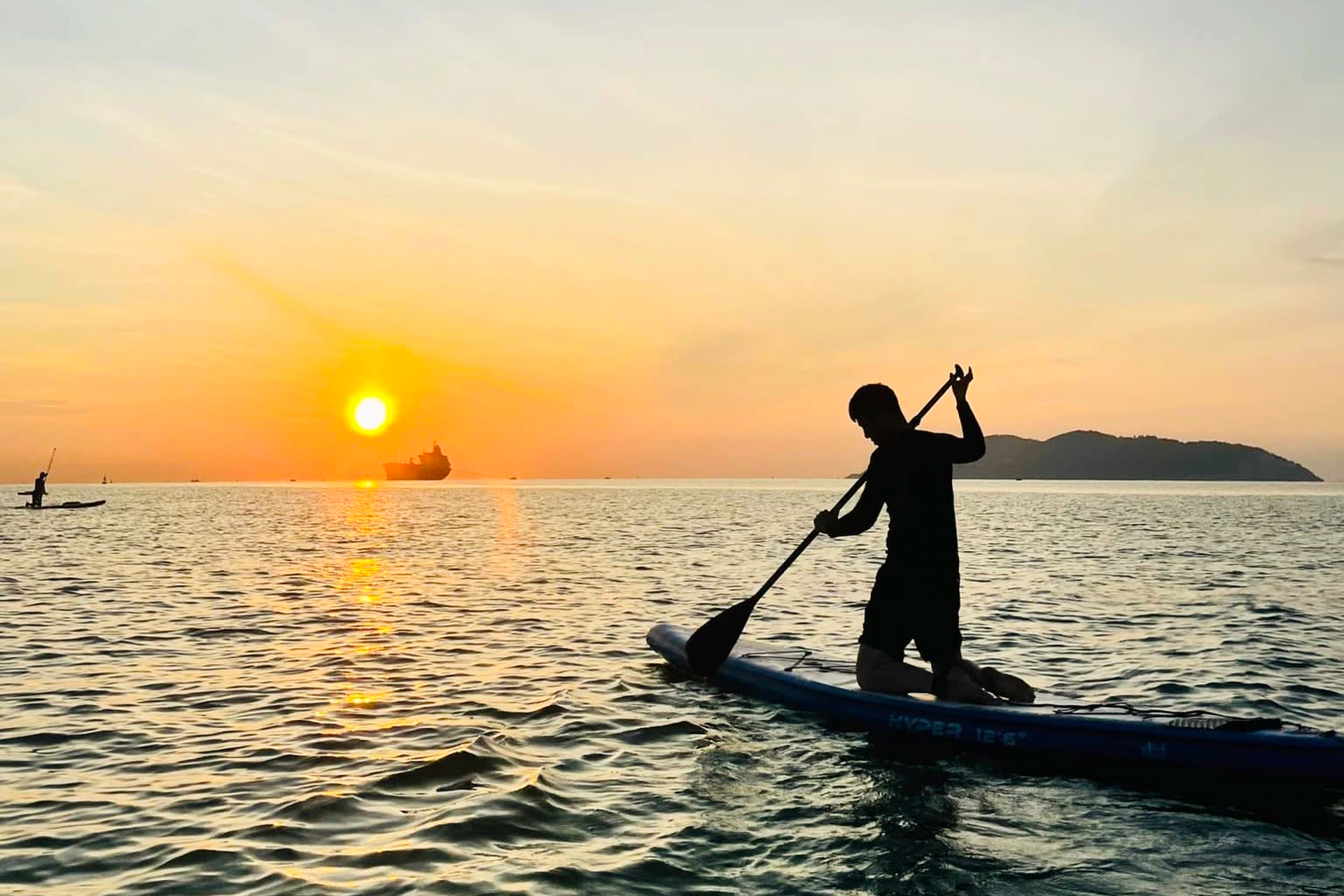 Trải nghiệm dậy từ mờ sáng chèo SUP ngắm bình minh tuyệt đẹp trên biển - 4