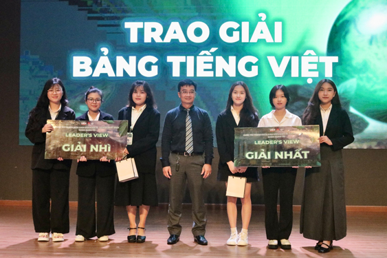 Lan Anh (bìa phải) cùng đồng đội chăm chỉ “săn” các giải thưởng học thuật mỗi mùa hè