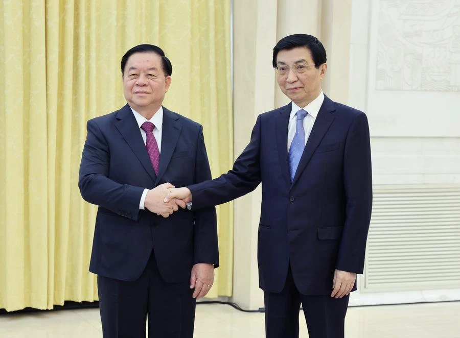 Head of the Central Propaganda Department Nguyen Trong Nghia meets with Chairman of the Chinese People's Political Consultative Conference Wang Huning (Photo: Xinhua)
