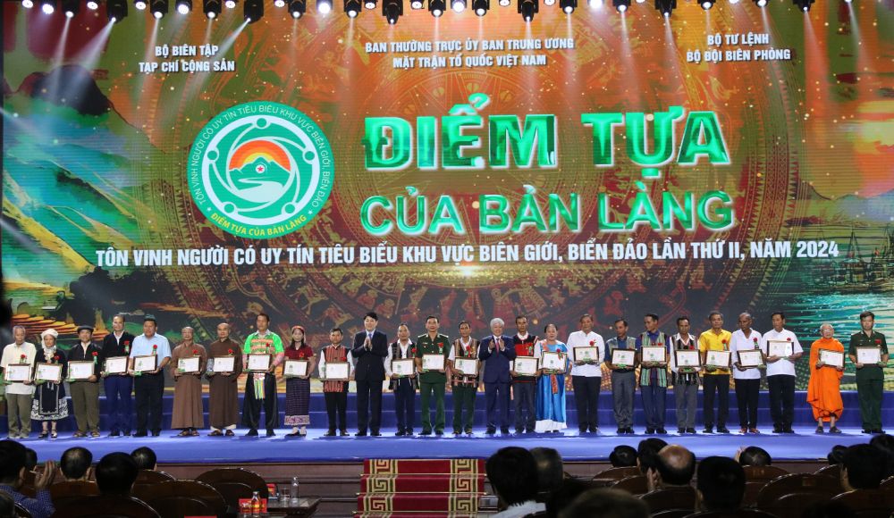 General Luong Cuong – Mitglied des Politbüros, ständiges Mitglied des Sekretariats und Herr Do Van Chien – Mitglied des Politbüros, Sekretär des Zentralkomitees der Partei, Vorsitzender des Zentralkomitees der Vietnamesischen Vaterländischen Front – überreichten den Delegierten mit großem Prestige das Logo und die Urkunde des Programms „Dorfunterstützung“. Foto: T. Vuong