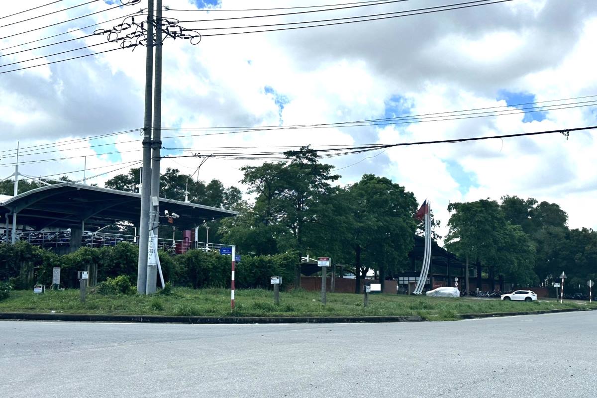 Las empresas del Parque Industrial My Xuan A2 todavía están operando el 17 de junio, pero aún tienen que encontrar soluciones para hacer frente a la situación. Foto: Thanh An