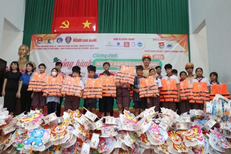 Bên cạnh các phần quà Trung thu, Tuổi trẻ Phòng CSGT đã trao tặng 100 áo phao cho các em thiếu nhi có hoàn cảnh khó khăn trên xã đảo