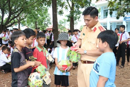 Các em thiếu nhi dân tộc tại xã Cư Kbang rất vui khi được đón nhận những lồng đèn từ các anh chiến sĩ CSGT đến từ Thành phố Hồ Chí Minh