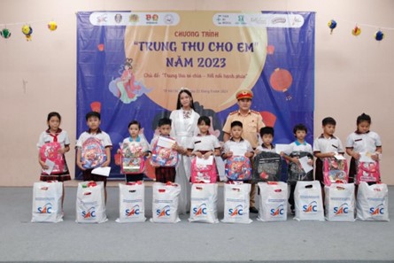 Trao tặng 10 suất học bổng cho các em thiếu nhi ở xã Phước Lộc, huyện Nhà Bè