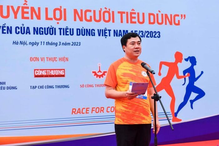 Thứ trưởng Bộ Công Thương Nguyễn Sinh Nhật Tân phát biểu tại Giải chạy “Vì quyền lợi người tiêu dùng”.