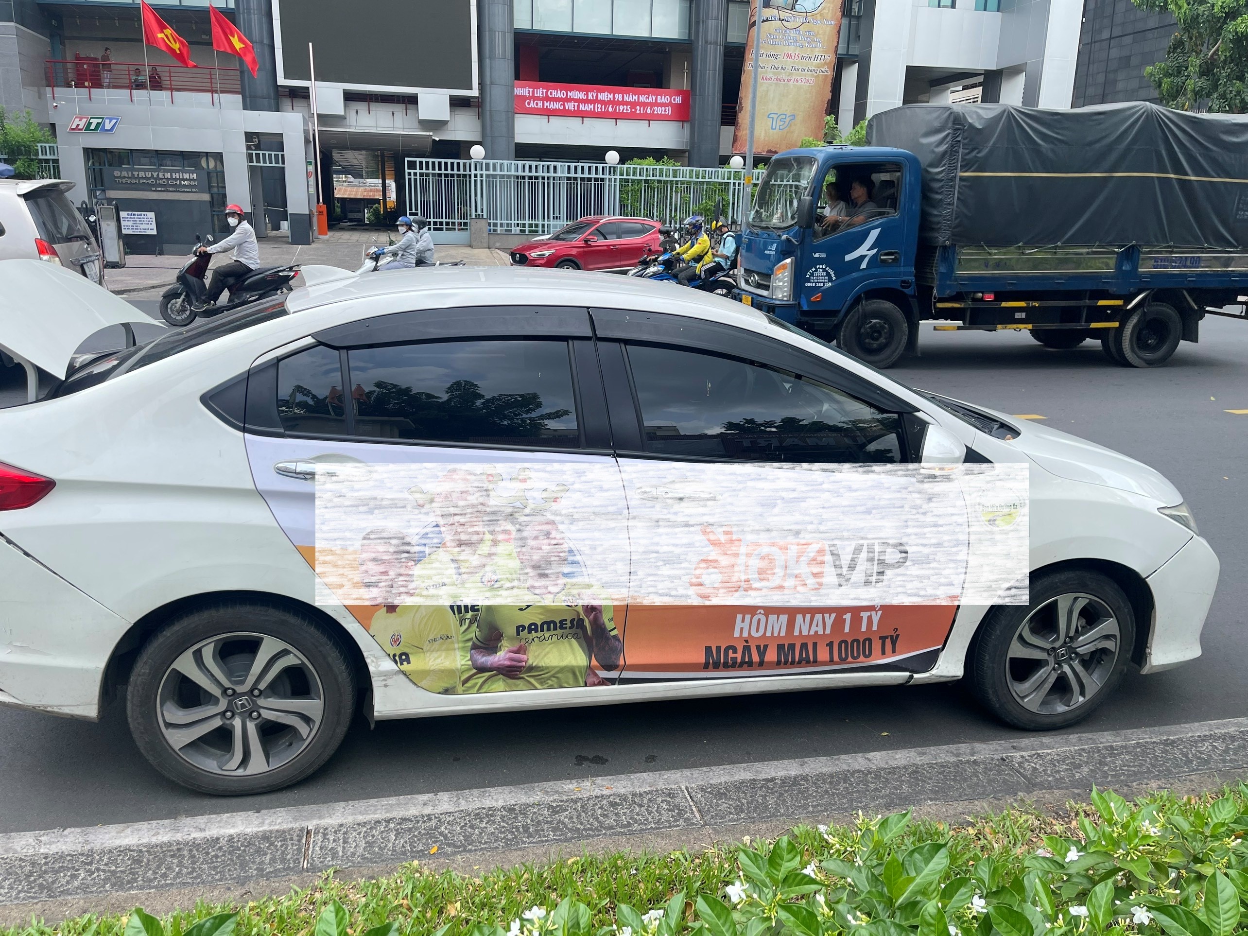 (Hình ảnh: Xe ô tô con dán quảng cáo không đúng quy định lưu thông trên đường  bị lực lượng CSGT Thành phố xử phạt)