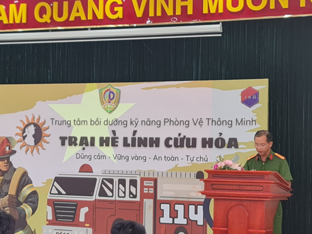 Thượng tá Nguyễn Mạnh Trưởng Phó trưởng phòng Cảnh sát PCCC& CNCH  phát biểu tại Trại hè