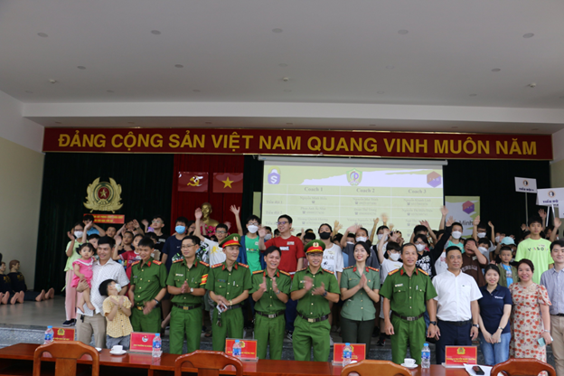 Thượng tá Nguyễn Mạnh Trưởng Phó trưởng phòng Cảnh sát PCCC & CNCH , công an thành phố Hồ Chí Minh cùng các đội  nghiệp vụ  phòng  PC07 và ông Dào Trung Dũng .....đến dự