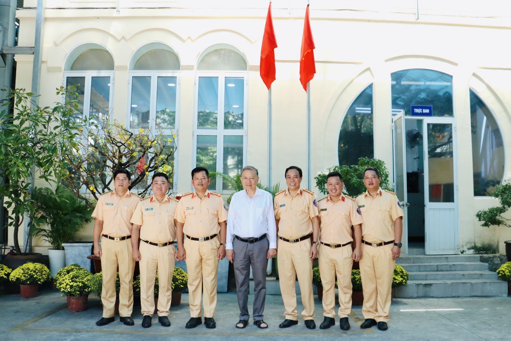 đồng chí Đại Tướng Tô Lâm – Ủy viên Bộ Chính trị - Bộ trưởng Bộ Công an chụp hình lưu niệm cùng với đại diện Ban Chỉ huy Phòng và Ban Chỉ huy Đội Tuần tra dẫn đoàn