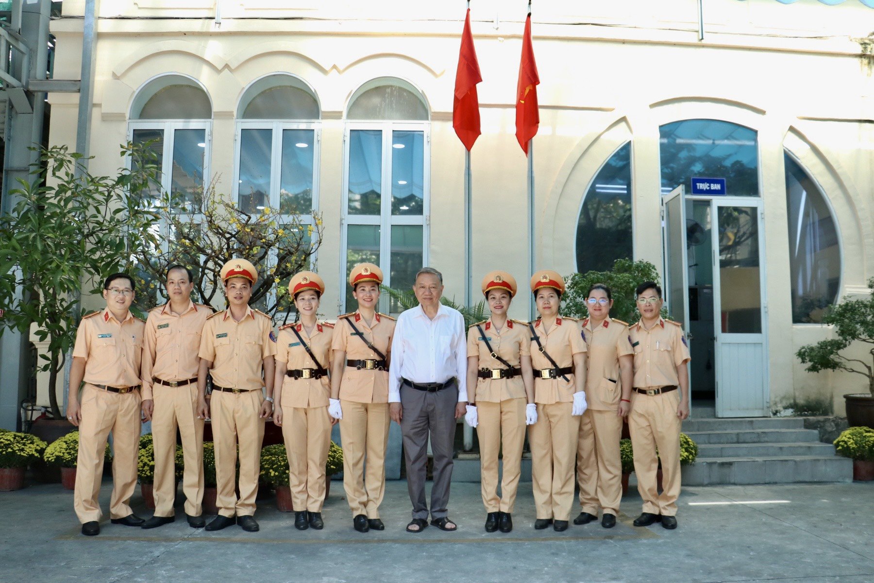 đồng chí Đại Tướng Tô Lâm – Ủy viên Bộ Chính trị - Bộ trưởng Bộ Công an chụp hình lưu niệm cùng với cán bộ chiến sỹ tham gia công tác đưa dẫn đoàn của Phòng CSGT