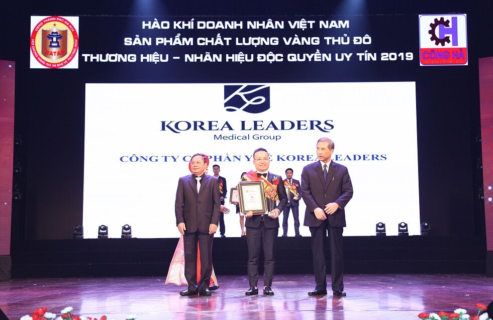 Doanh nhân Nguyễn Thành Đuân - Tổng Giám đốc Viện Thẩm Mỹ Korea Leaders nhận cúp, chứng nhận tại chương trình “Hào khí doanh nhân Việt Nam” 2019
