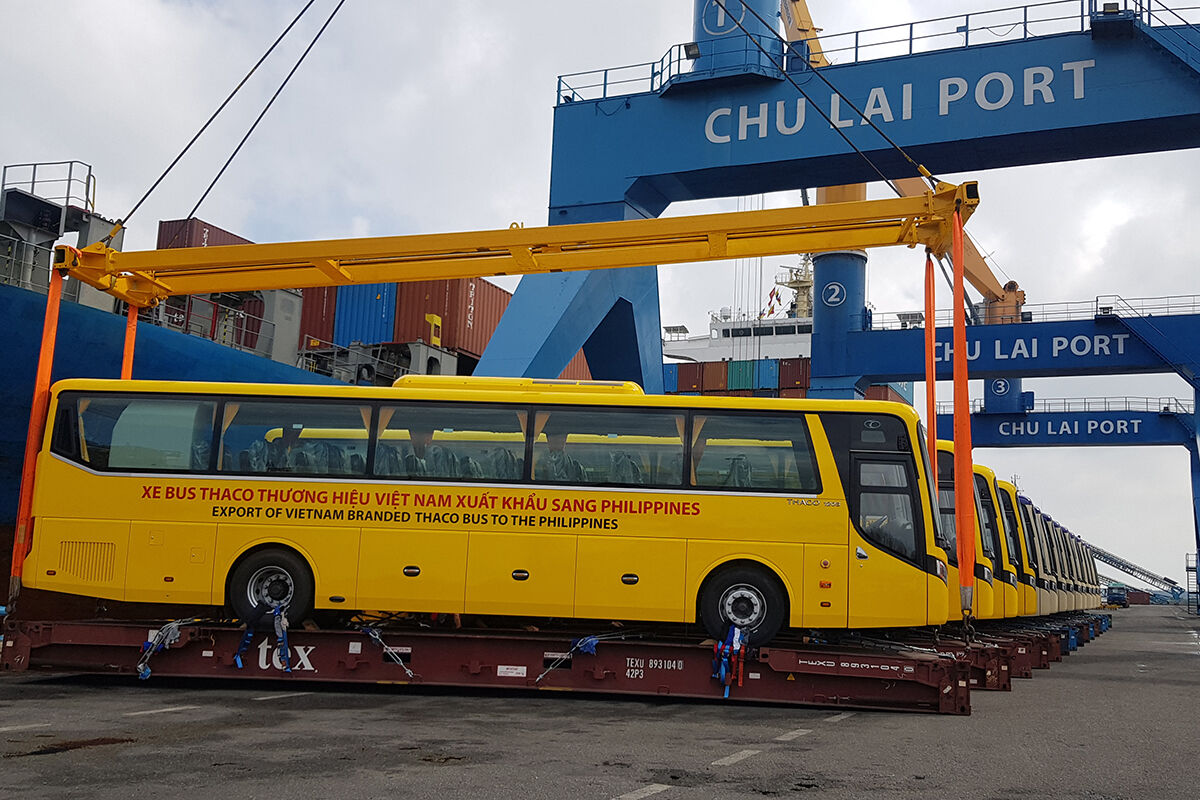 Lô xe bus đầu tiên từ Thaco Quảng Nam xuất khẩu đi Philippines.