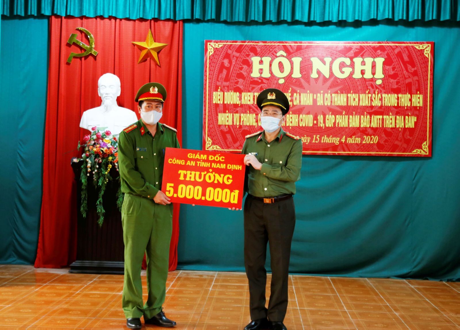Đại tá Phạm Văn Long, Giám đốc Công an tỉnh trao thưởng cho tập thể Công an xã Hoàng Nam