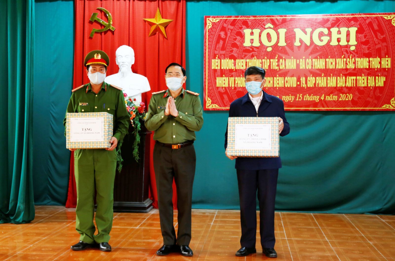 Đại tá Phạm Văn Long, Giám đốc Công an tỉnh trao tặng khẩu trang kháng khuẩn cho Đảng ủy, HĐND, UBND xã, Công an xã Hoàng Nam
