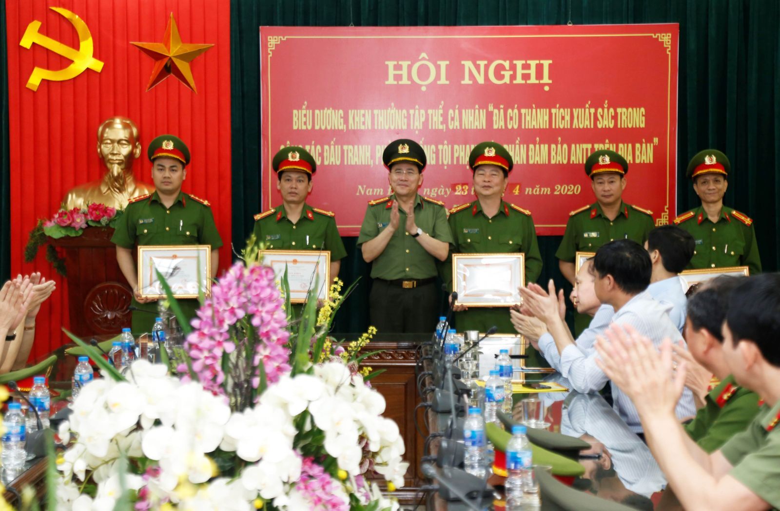 Đại tá Phạm Văn Long, Giám đốc Công an tỉnh trao Giấy khen cho các tập thể có thành tích xuất sắc