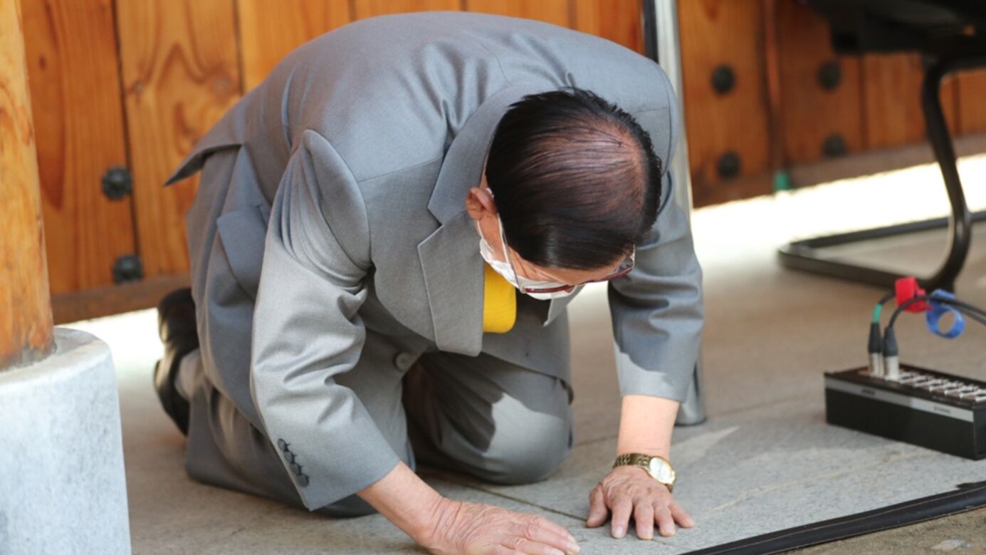 Hình ảnh giáo chủ Lee Man Hee quỳ xuống xin tha thứ