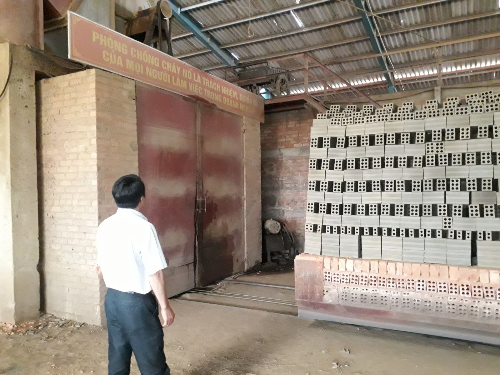 Gạch chuẩn bị được đưa vào lò công nghệ Tuynel tại Công ty Việt Tân