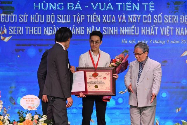 Anh Hùng tại lễ xác lập kỷ lục Việt Nam.