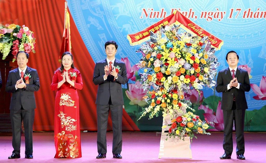 Đồng chí Phạm Quang Ngọc, Phó Bí thư Tỉnh ủy, Chủ tịch UBND tỉnh tặng hoa chúc mừng ngành Giáo dục Ninh Bình.