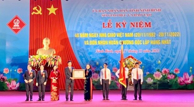 Đồng chí Nguyễn Thị Thu Hà - UVTW Đảng, Bí thư Tỉnh ủy, Trưởng Đoàn ĐBQH tỉnh đã trao Huân chương Độc lập hạng Nhất cho Sở Giáo dục và Đào tạo Ninh Bình.
