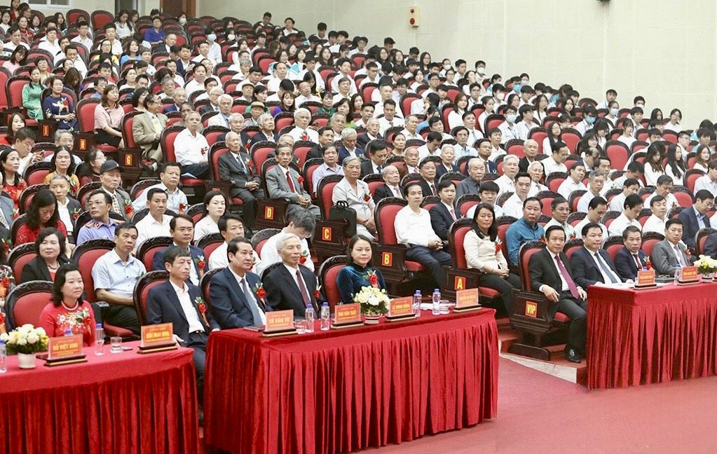 Các đại biểu tham dự buổi lễ kỷ niệm 40 năm ngày Nhà giáo Việt Nam 20/11.