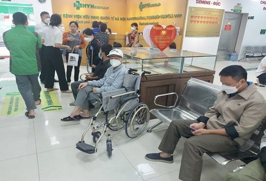 Bệnh Viện Hữu Nghị Quốc Tế Hà Nội tiếp đón các cán bộ hội viên Hội Người Khuyết Tật từ sảnh bệnh viện.