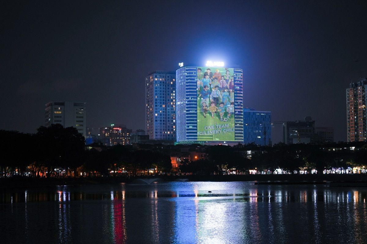 Tòa nhà TNR Tower – trụ sở Tập đoàn TNG Holdings Vietnam là một trong 6 địa điểm được lựa chọn tại Việt Nam tham gia chiến dịch phủ xanh năm 2022