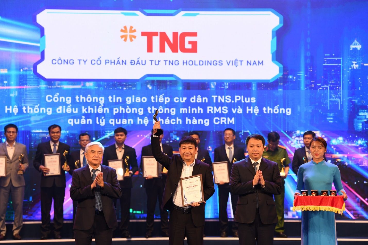 Đại diện TNG Holdings Vietnam nhận giải thưởng “Doanh nghiệp chuyển đổi số xuất sắc”.